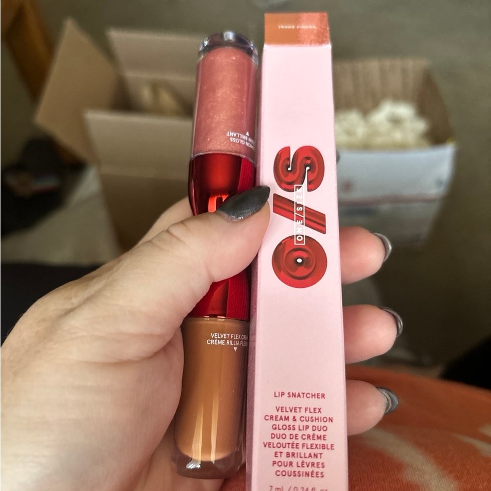 One Size Lip Snatcher - Picture 2 of 3